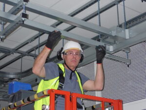 Installing High Level Steel Trunking Installing high level trunking in a data centre